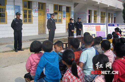 民警在金石桥镇石苗学校给孩子们进行铁路安全知识教育