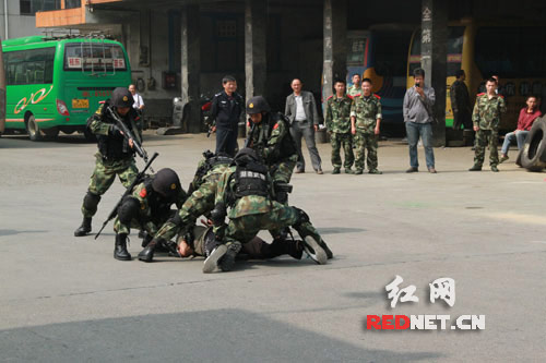 10月15日10时许，桂东县在汽车站模拟歹徒砍伤无辜旅客的警情，开展反恐怖袭击演练。