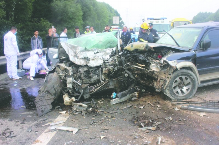 四川:越野车逆行撞车致2人死亡后离开现场(图)