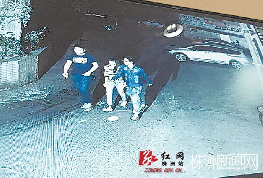 小黄(中）随两男走出家润多 视频截图
