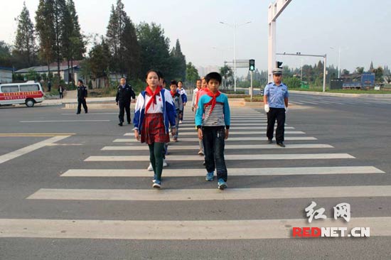 演练如何安全过马路