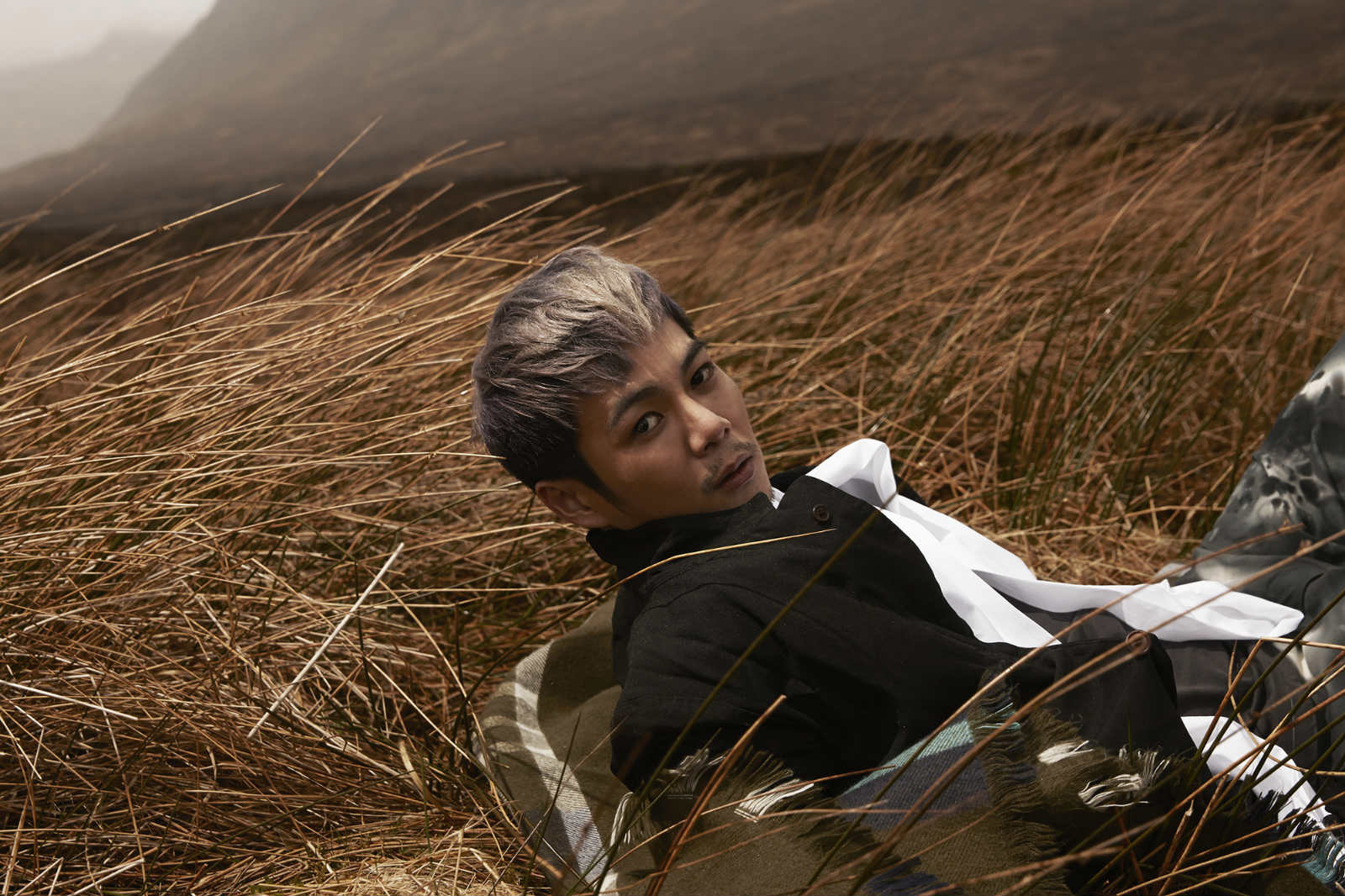 邓养天《狼狈》全新写真照曝光