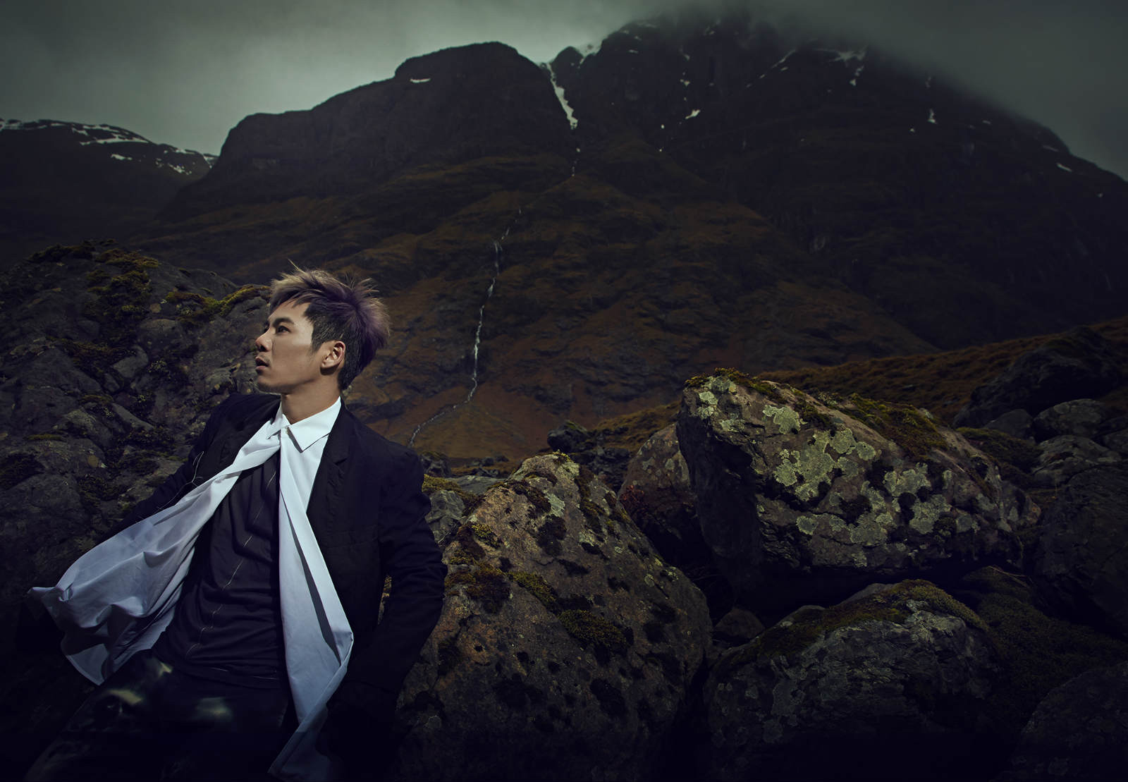 邓养天《狼狈》全新写真照曝光