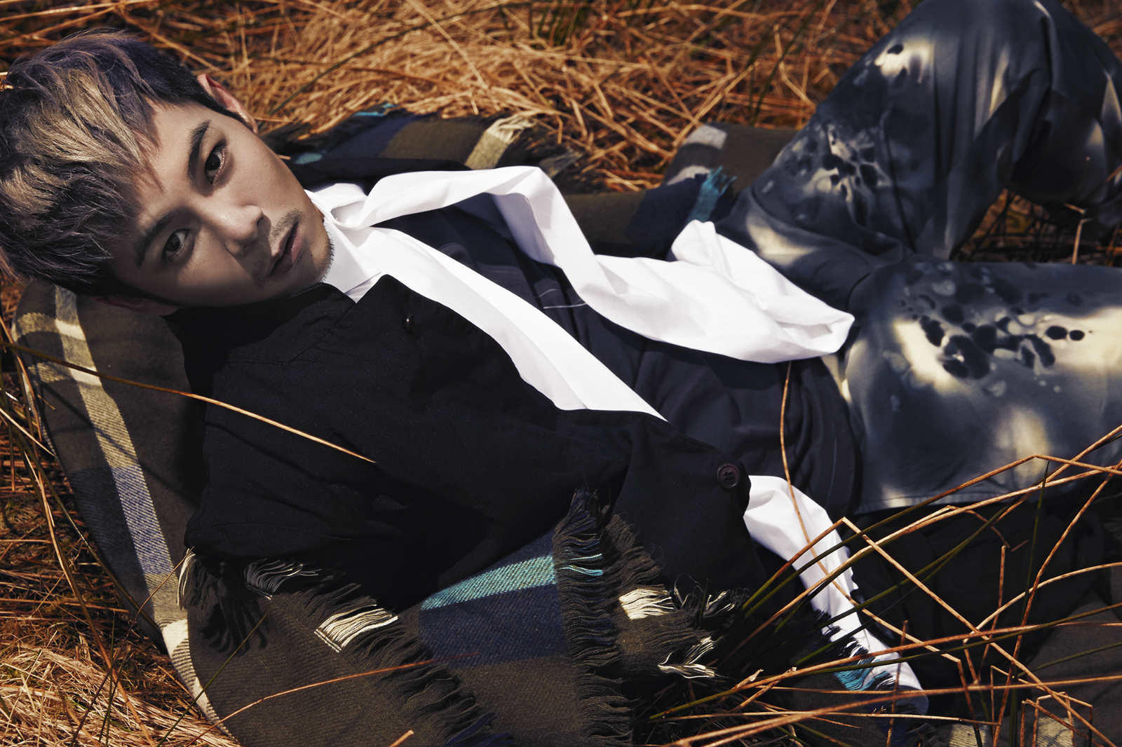 邓养天《狼狈》全新写真照曝光