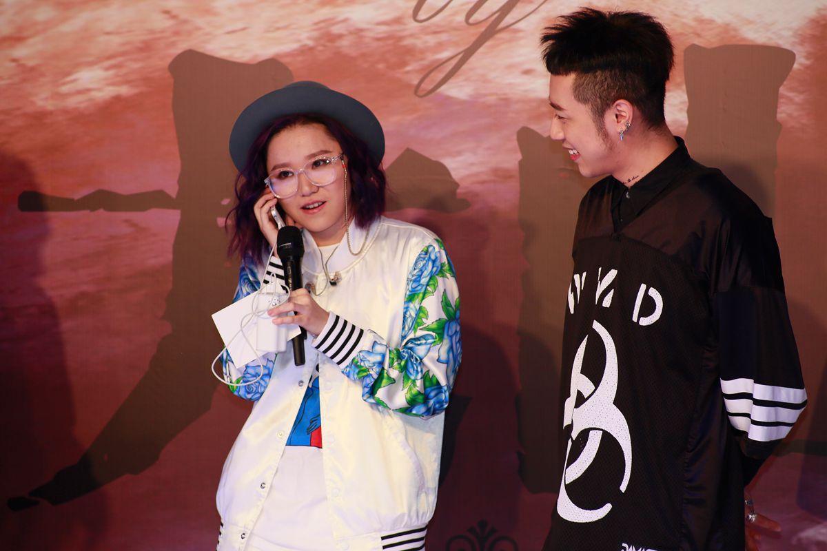 电话连线“头号女友”吴莫愁