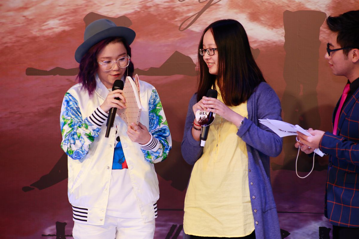 粉丝赠送纪念手册