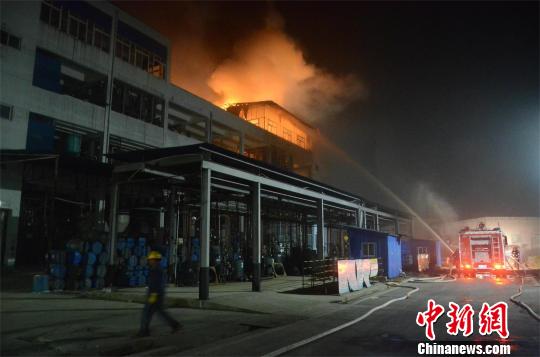 湖北阳新一化工厂起火爆炸幸无人员伤亡（图）