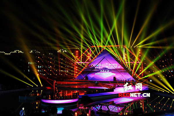 10月17日晚，2014梅溪湖国际文化艺术周首场“风尚之巅·国际艺术经典大赏”正式上演。