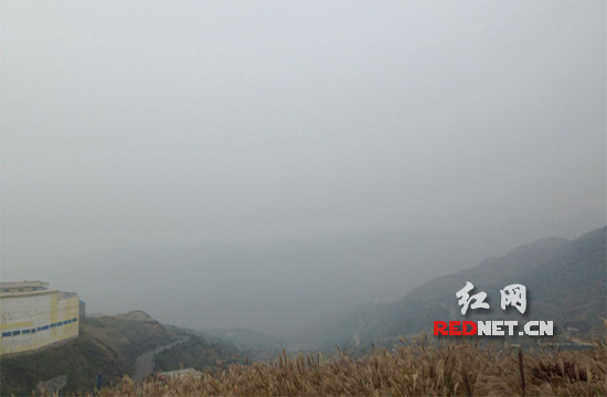 锡矿山空气气味刺鼻，烟雾弥漫，连对面山头的轮廓都难看清。