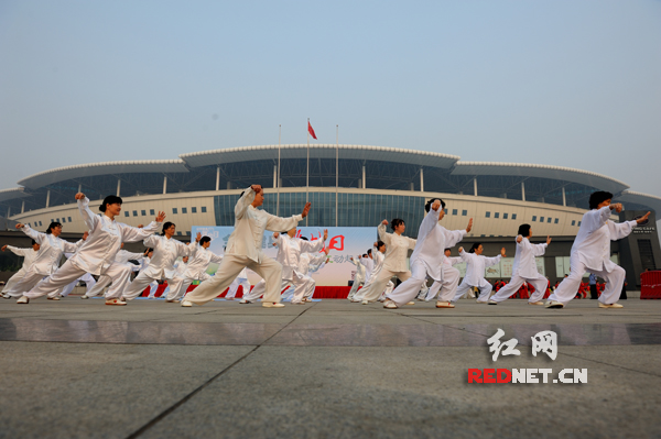 （“全民健身挑战日——美丽湘江动起来”活动的首场城市PK赛在长沙和衡阳之间展开。）