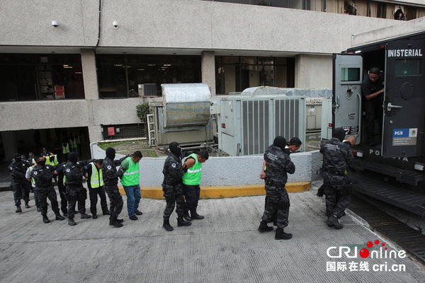 当地时间2014年10月17日,墨西哥墨西哥城,墨西哥拘留了27名与43名失踪学生案件有关的地方警察。图片来源:YURI CORTEZ/CFP