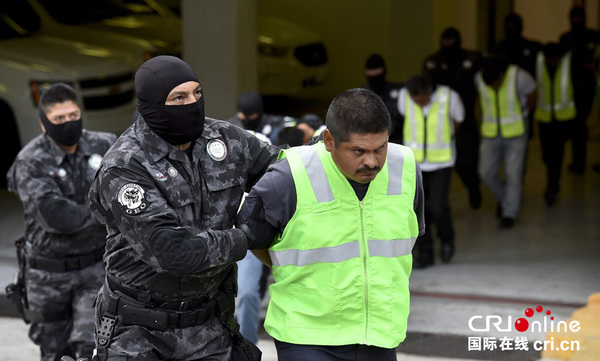 当地时间2014年10月17日,墨西哥墨西哥城,墨西哥拘留了27名与43名失踪学生案件有关的地方警察。图片来源:YURI CORTEZ/CFP