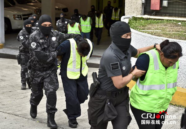 当地时间2014年10月17日,墨西哥墨西哥城,墨西哥拘留了27名与43名失踪学生案件有关的地方警察。图片来源:YURI CORTEZ/CFP