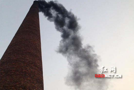 酒江瓷厂烟囱滚滚浓烟直冲云霄，抹黑一片天空。