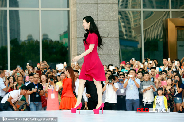 范冰冰踩恨天高登台。