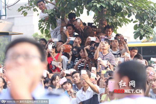 范冰冰虽然在当天下午5时才露面，不过热情民众上午10点多就开始爬树等待。