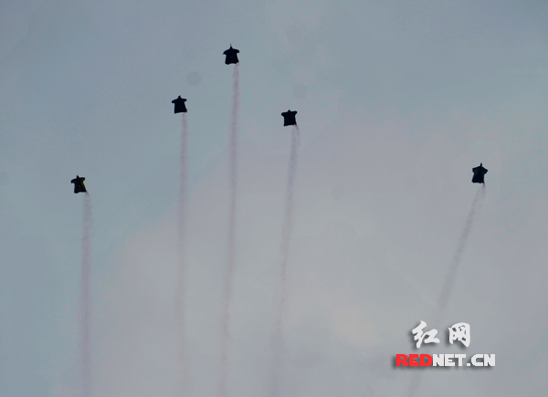 10月19日下午，第三届红牛翼装飞行世界锦标赛上的五人编队表演。