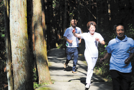 群众登山健身大会参与者有200多人,浏阳市共有50支队伍参赛。
