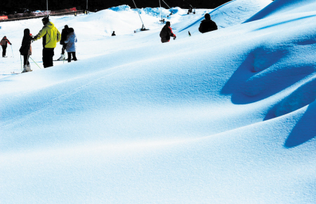 每到冬季,大围山银装素裹,建在这里的中南五省首家野外滑雪场往往会吸引众多游客。 本组图片均为资料图片