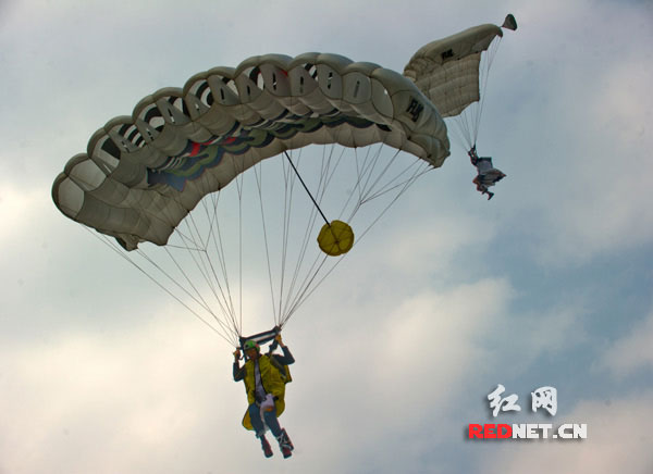 完成最终角逐后的朱利安·布勒打开降落伞,落向地面。