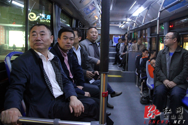 龙山县领导试乘城市公交车 11月中下旬正式开