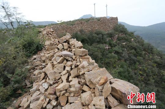 阿婆寨山坍塌的古城墙。　杨正华　摄
