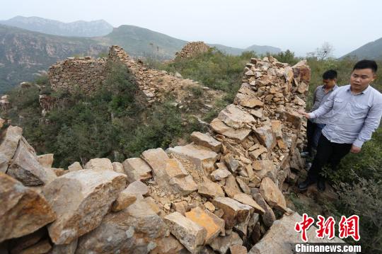 被破坏严重的鲁山县阿婆寨山古城墙，令文保志愿者叹息不已。　杨正华　摄