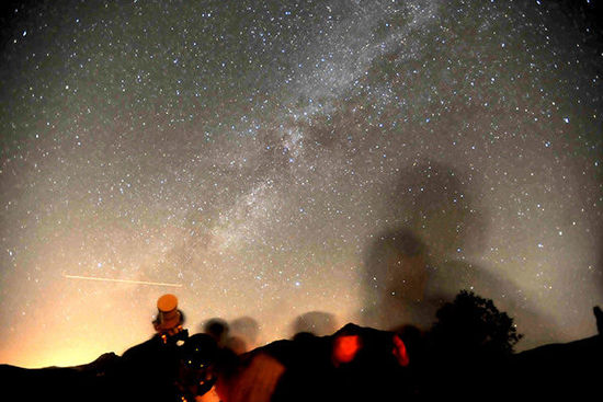 2009年10月17日深夜，山东烟台栖霞，猎户座流星雨。