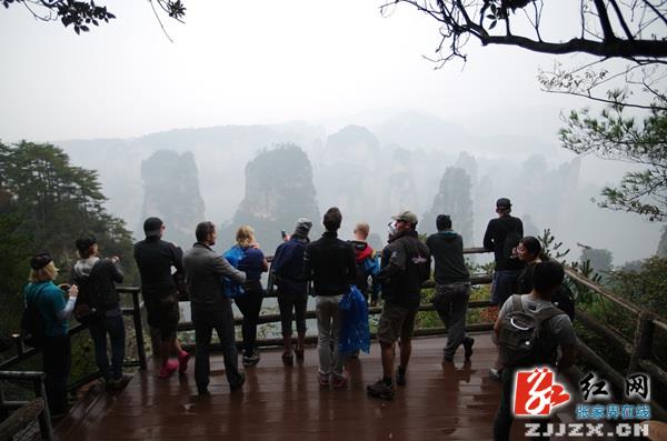 世界“翼装侠”陶醉张家界黄石寨美景