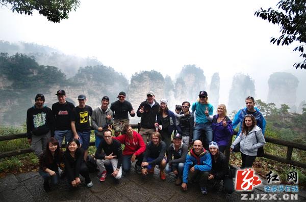 世界“翼装侠”陶醉张家界黄石寨美景