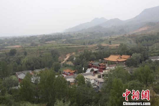 阿婆寨山四门藏四寺,如今山南的雷音寺仍经声不绝。 杨正华 摄