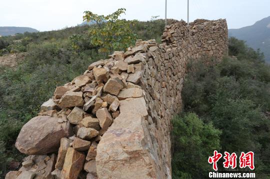 环阿婆寨山崖修筑的长墙,当地村民称为“楚长城”。 杨正华 摄