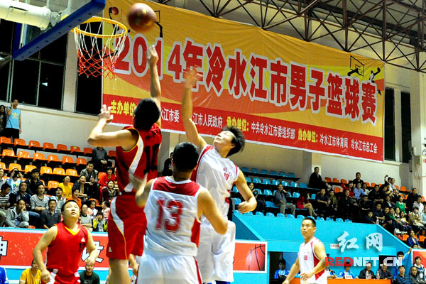 冷水江市男子篮球赛在市体育馆和市六中体育馆比赛现场。