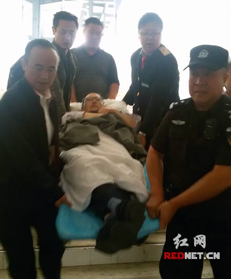 齐力护送转院老人安全乘车