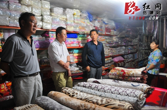 促创文创卫 石龙夜间调研工业品市场