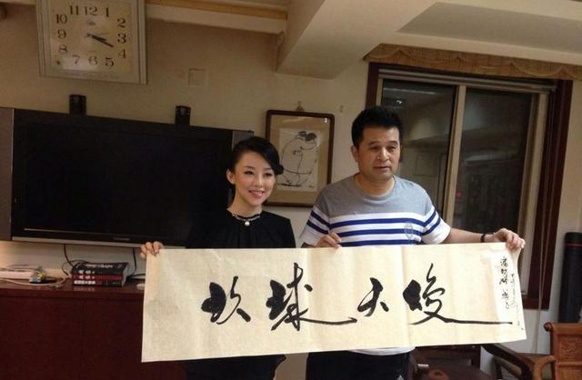 毕福剑为潘晓婷题字一共四个字就错了两个