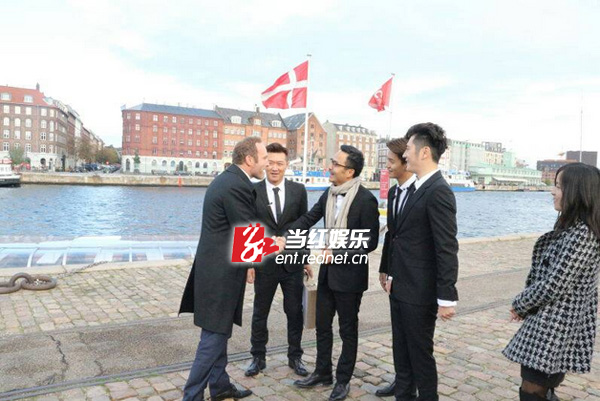 丹麦外交部部长马丁.利泽高与天天兄弟