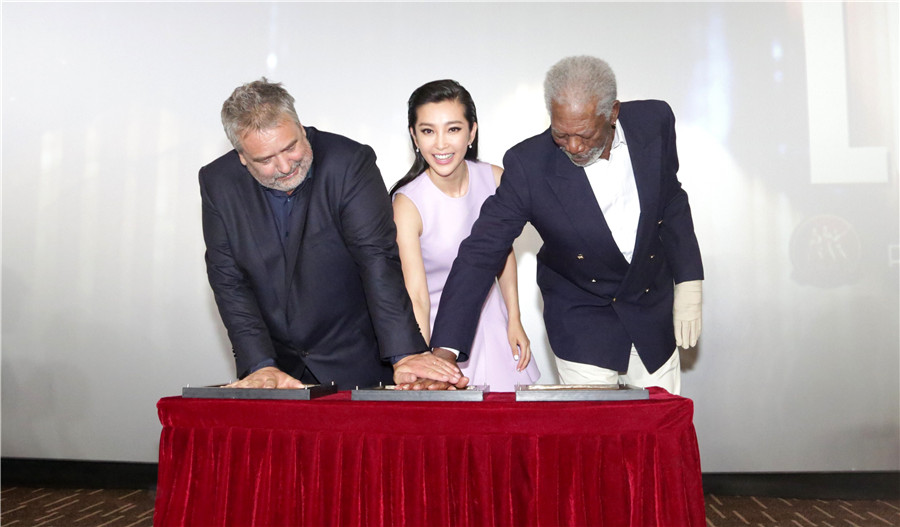 《超体》中国首映礼导演吕克·贝松、主演摩根·弗里曼、李冰冰三人按手印留念