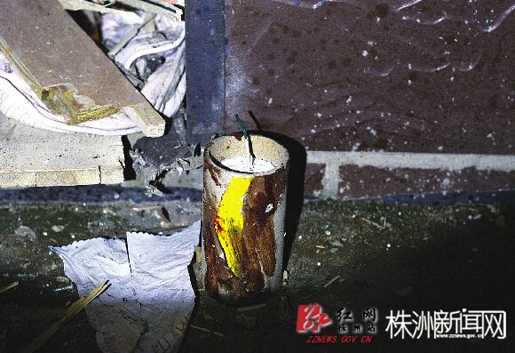 在爆炸现场，一个未燃放的“鱼炮”上沾了鲜血。谢慧 摄