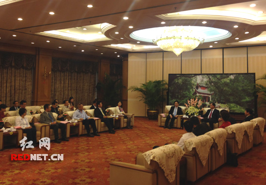 湖南省委常委、常务副省长陈肇雄会见“海外华媒高层走读大美湘西”采访团一行。