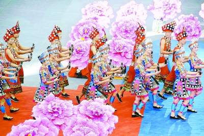 10月23日，湖南省第八届少数民族传统体育运动会在岳阳市体育中心隆重开幕。图为开幕式现场。范向辉 摄