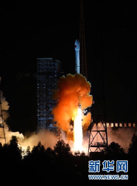 10月24日，我国探月工程三期再入返回飞行试验器在西昌卫星发射中心由长征三号丙运载火箭发射升空。 新华社记者 江宏景