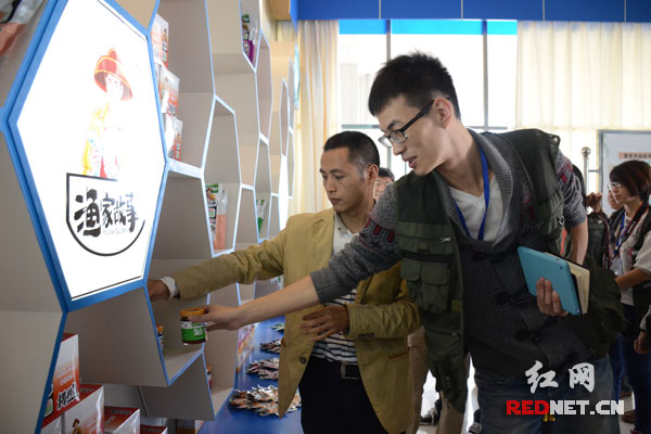 媒体行记者在大明水产产品展示区参观。