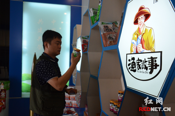 媒体行记者查看大明水产产品。