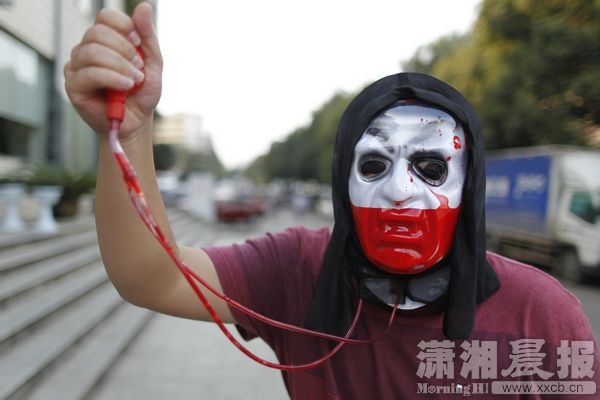 记者从下河街买来带有“血浆”的面具进行实验。图潇湘晨报记者 华剑_nEO_IMG.jpg