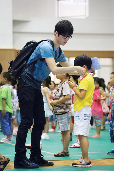 陈老师帮孩子整理衣领