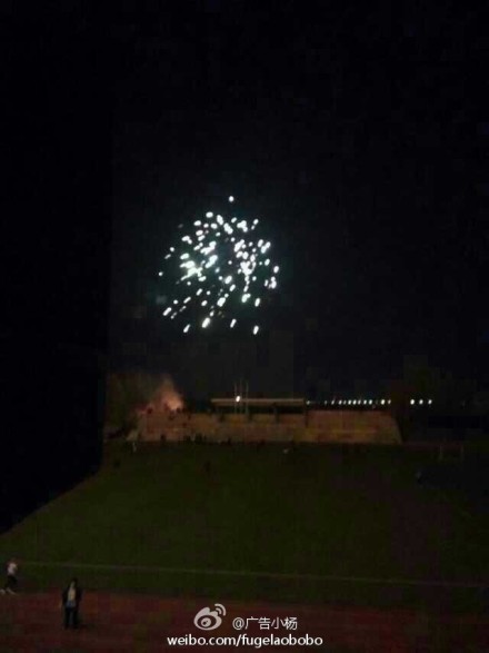 大一男生向女生放烟花表白引大火。(微博图片)