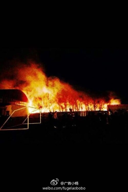 大一男生向女生放烟花表白引大火。(微博图片)