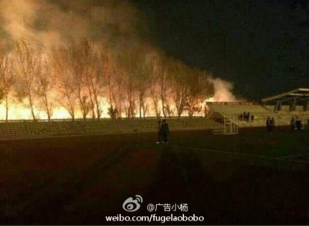 大一男生向女生放烟花表白引大火。(微博图片)