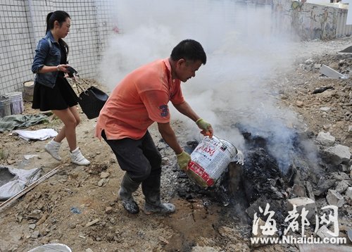 　　在记者的劝说下，工人提水和记者一起灭火
